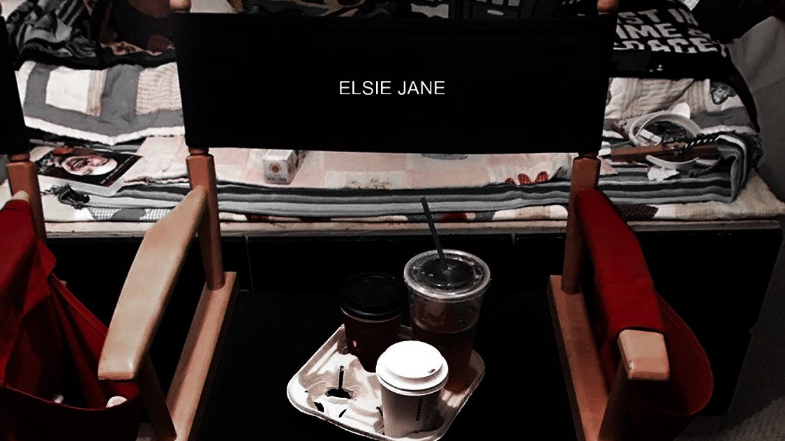 elvnmike's tweet image. where do broken hearts go? — mileven au! 

onde elsie jane hopper construiu uma carreira em cima de personagens e mentiras bem contadas.

ou onde mike wheeler transforma o passado em música e o palco em confissão. e os fãs começam a ligar pontos que eles enterraram em hawkins.