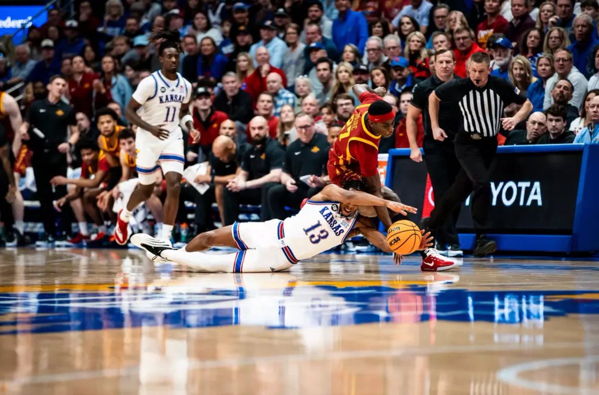 JayBilas's tweet image. Best hustle play I’ve seen this year. Kansas guard Elmarko Jackson dove, head first, for a loose ball that Iowa State was poised to take the other way. Instead, it resulted in a KU three pointer. Big time play. @KUHoops @SportsCenter @ESPNCBBall