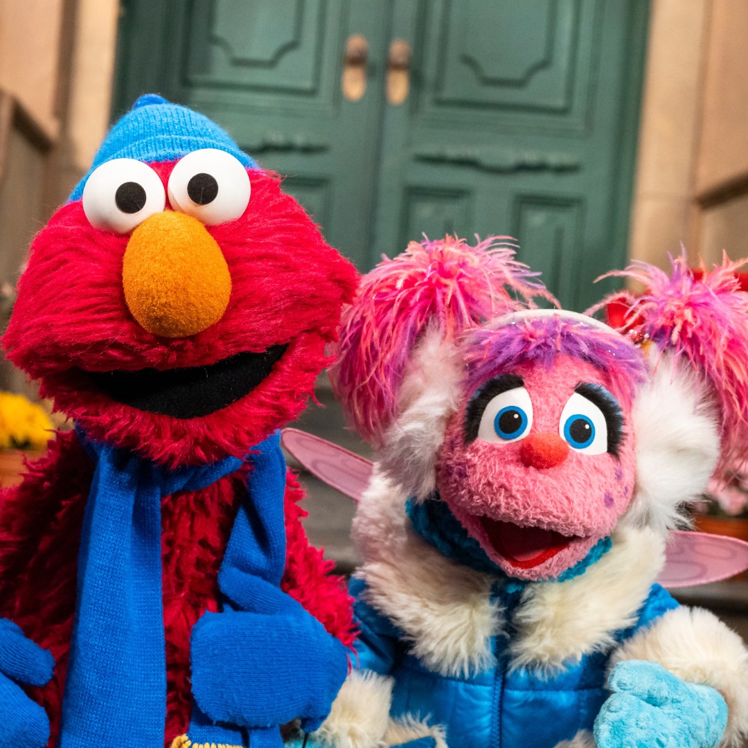 sesamejapan's tweet photo. 日曜日だよ！エルモとアビーといっしょに、ちょっと外に出てリフレ��シュしよう🍃
 明日からの一週間も、きっといいことが待ってるよ！ https://t.co/RztuXekfUN