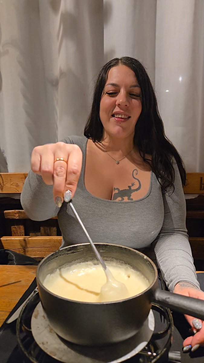 LolaSplashQueen's tweet photo. Would you go on a date with a chubby woman? https://t.co/5q80XBGoeH