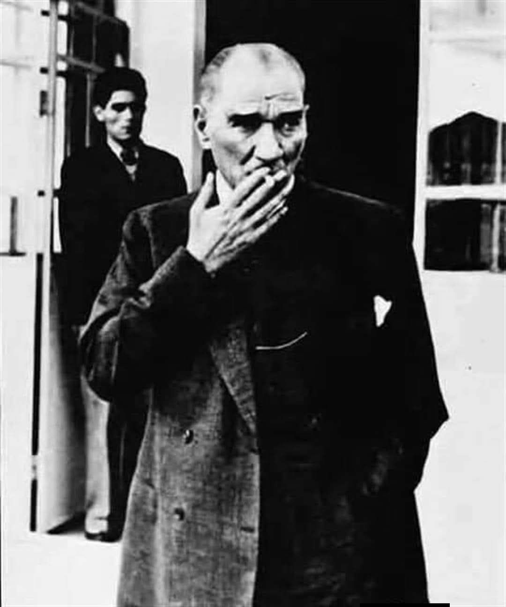 Bandral11's tweet photo. Atatürk, Florya’dan Çekmece’ye doğru yürürken, bir ağaç altında dinlenen ihtiyar bir adama rastladı. Adam hürmetle ayağa kalktı, Ata’yı selamladı.
Atatürk sordu: “Beni tanır mısın?” , “Tanımaz olur muyum, Evimde resmin bile var!” Atatürk memnun olmuştu. Konuşmaya başladılar.
İhtiyar: “Bir işine aklım ermedi” dedi. “Cumhuriyetçiliği, İnkılâpçılığı, Milliyetçiliği, Halkçılığı hatta Devletçiliği anlıyorum ama, şu Laikliği pek kavrayamadım. Neden her şeyi birden bozdun?”
Ata: “Bunu sana bir hikaye ile anlatayım. Amr-İbnl-As, Mısır’ı fethettiği zaman, Halife Ömer’e bir mektup yazmış: “Burada birçok kütüphaneler, içlerinde de birçok kitaplar var. Bunları yakayım mı, yoksa bırakayım mı?..”
Ömer cevap vermiş: “Kitapları tetkik et, eğer faydasız şeyler ise, yak! Yok, eğer faydalı şeyler ise yine yak! Çünkü halk o kitapları okudukça, onlara uymaktan vazgeçmeyecekler, eskiyi unutmayacaklar ve bize yani yeniye ve yeniliğe daima düşman olacaklardır!..”
Hikayeyi anlatan Ata, ihtiyara sordu: “Şimdi sana Laikliğin ne olduğunu izah edeyim mi?” İhtiyar derin bir sezgi ve sağduyu ile cevap verdi: “İstemez Paşam, hepsini anladım!” der...
