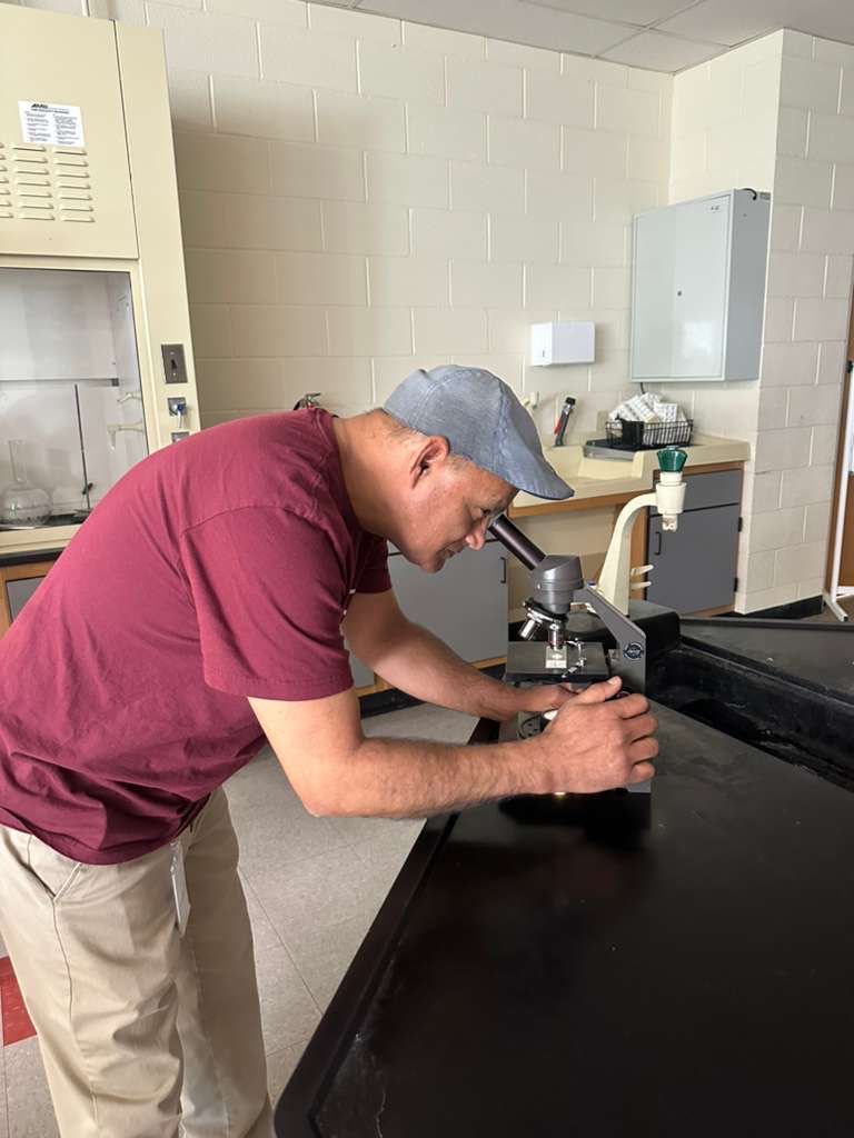 Midland_ISD's tweet image. Alamo Junior High students are strengthening their scientific understanding through hands-on lab experiences, exploring microorganisms in Mr. Cortez’s classroom. #StudentExperience #ExcellenceinAction