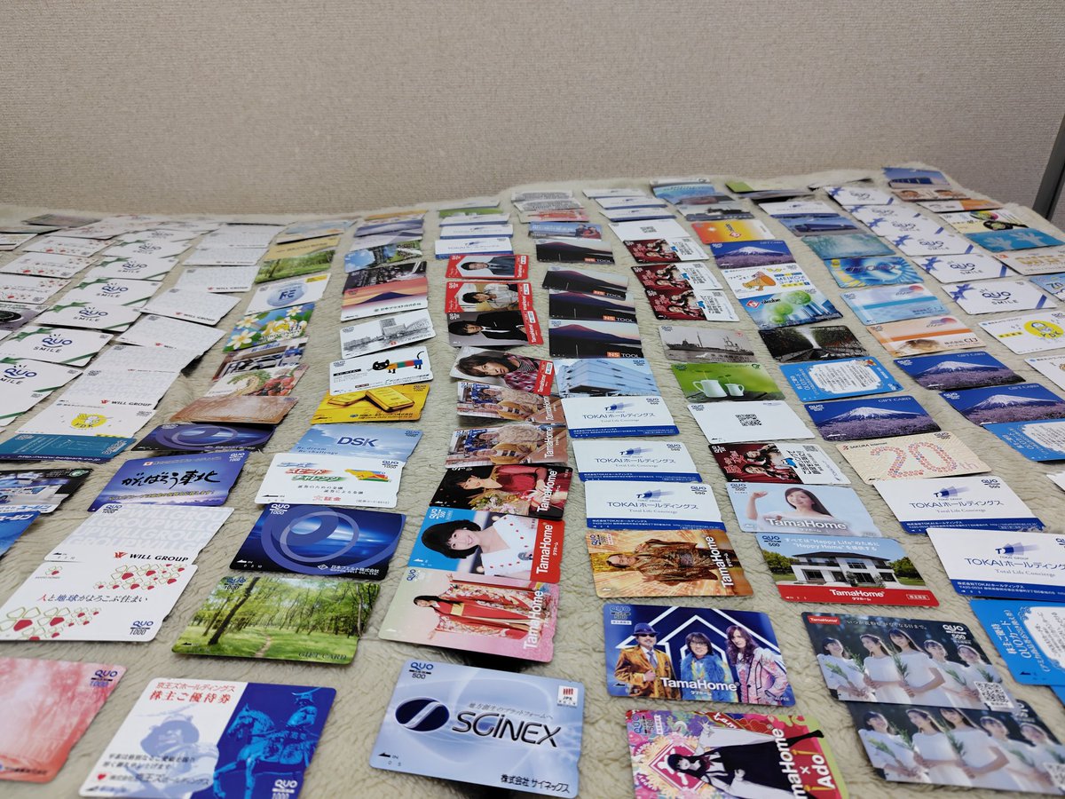 ビットコインは今朝も上がってます⤴️ 日本市場はそろそろ調整くるかな🤔 そうそう 【株主優待QUOカード】が増えすぎて床一面に並べてみました🤣  もはやアート作品🤭 コンビニで使えるのが地味にありがたい🎵 ⚠️ファミリーマートは昨年11月から使えなくなりました💦