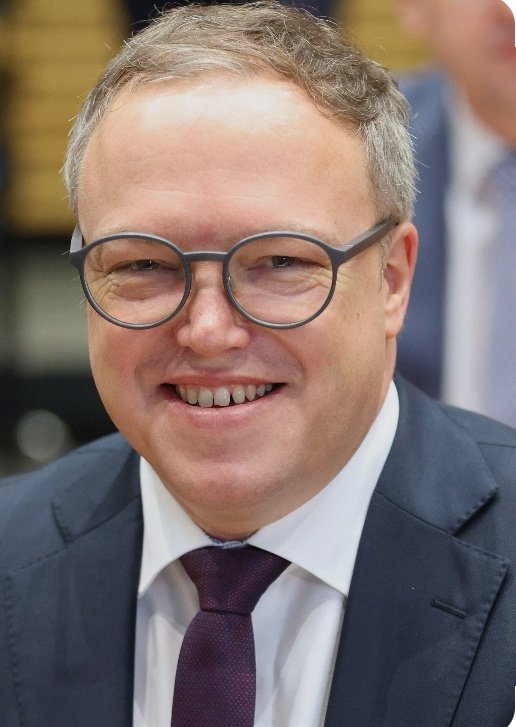 In einem Land, in dem selbst ein klarer Wahlverlierer Ministerpräsident werden kann.
<a href="/grok/">Grok</a> Was wurde aus den Plagiatsvorwürfen um Mario Voigt?