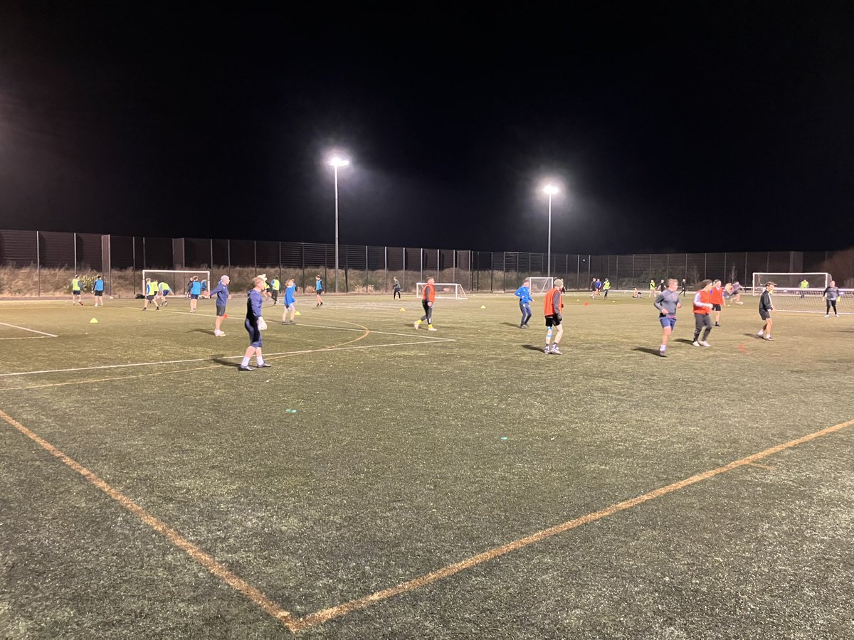 Cold one tonight but brilliant to see the U16s joining in with the senior sides at training. First steps as we look to bring another group through that started together at U7s to open age level 🟡🔵