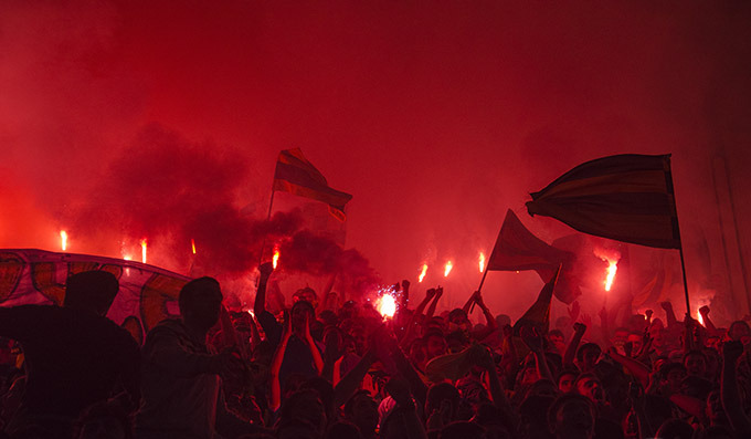Mecmua1907's tweet photo. Arkadaşlarla televizyondan maçı seyredeceğiz. Statta değiliz. Telefonuma bir mesaj geldi.

"50. dakikayı bekle..."

Statta meşale yakacak olan 100 kadar Fenerbahçeli dışında kimsenin olacaklardan haberi yoktu. Aniden Avrupa meşaleler patlatıldı. Ortalık yangın yerine çevrildi. https://t.co/TynFwGjKES