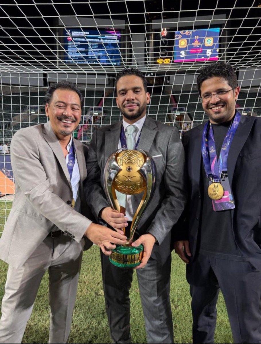 #عملكم_لايناسب_طموحات_الاهلاويين 

خلف المهاجم فوق السن يا مسلمين جيب رافا سيلفا أعاره ولا اي تبن