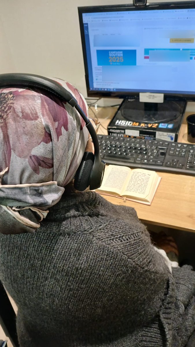 Regardez comme cette photo est magnifique.

Il est 22h29.
Cette bénévole est dans les bureaux Torah-Box.
Elle appelle, un par un, nos donateurs pour notre campagne annuelle de soutien à l’association. Une mission essentielle.
Difficile.

Et devant elle, posé simplement sur la