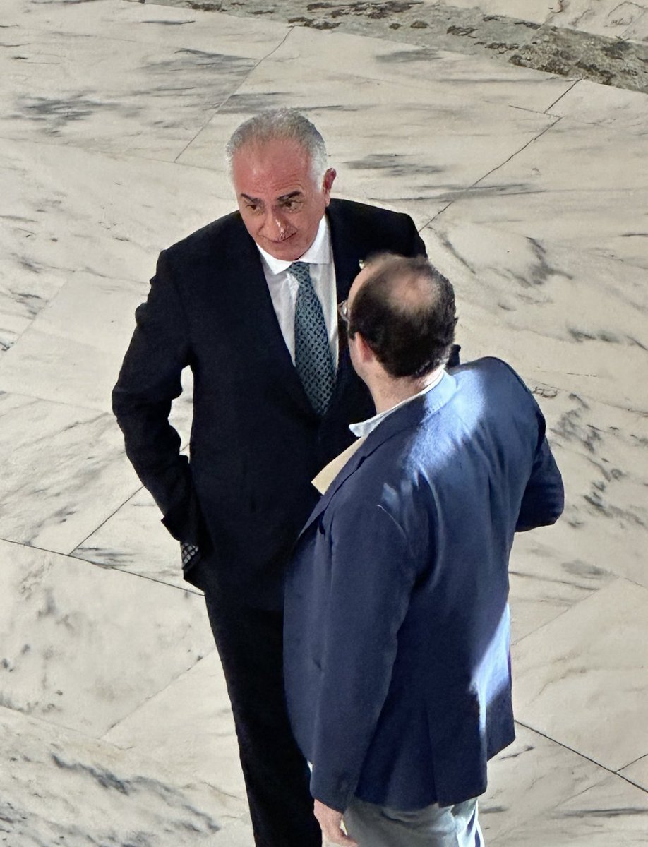 الان میفهمم این مرد چه کشیده در این ۴۷ سال
هر بار که خواسته قدمی برای ملتش برداره 
اپوزیسیون صادراتی سد راهش میشدن
اون زمان رسانه ها دست چپ ها بود
سازماندهی دیاسپورا دست چپ ها بود
و رضاشاه دوم در همه جا بایکوت میشد و در سال یک خبر درموردش به گوش مردم داخل نمی‌رسید
نسل ما ظهور کرد