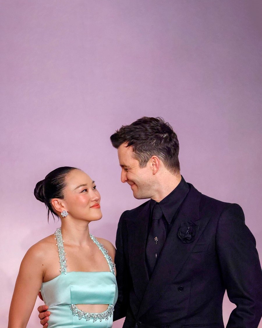 “𝐼𝑓 𝑦𝑜𝑢 𝑓𝑖𝑛𝑑 𝑠𝑜𝑚𝑒𝑜𝑛𝑒 𝑦𝑜𝑢 𝑙𝑜𝑣𝑒 𝑖𝑛 𝑦𝑜𝑢𝑟 𝑙𝑖𝑓𝑒, 𝑡𝘩𝑒𝑛 𝘩𝑎𝑛𝑔 𝑜𝑛 𝑡𝑜 𝑡𝘩𝑎𝑡 𝑙𝑜𝑣𝑒.” ♡