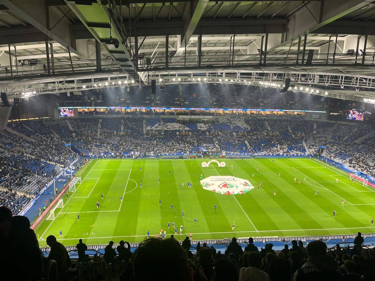 Vim mostrar a estes dois  Senhores a minha Taça da Liga e explicar-lhes que o futebol não é uma questão de vida ou de morte. Pode ser muito mais que isso.