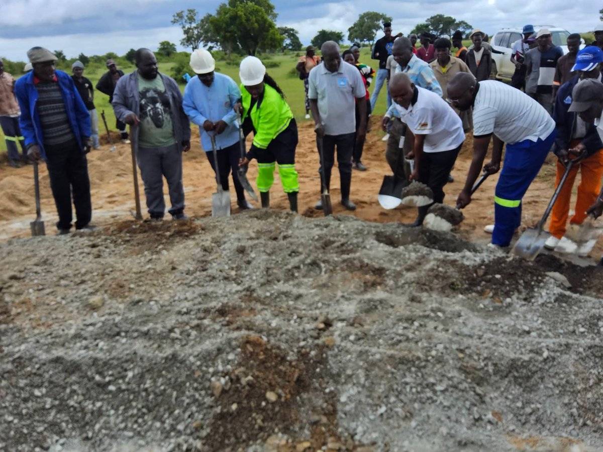 MusaNcube7's tweet photo. #Vision2030 in progress as led by HE. Cde. DR @edmnangagwa 
Construction of a new clinic in Ward 14 Malanda 
#OurStakeholders
#TsholotshoRDC
#MinistryofNationalHousing
#YW4ED,
#DCCChair&amp;team,
#OPC
#Councillors 
#CommunityespeciallytheYouth&amp;Women.
#ChiefsMahlathini&amp;Gampu https://t.co/yoCGKBrRHw