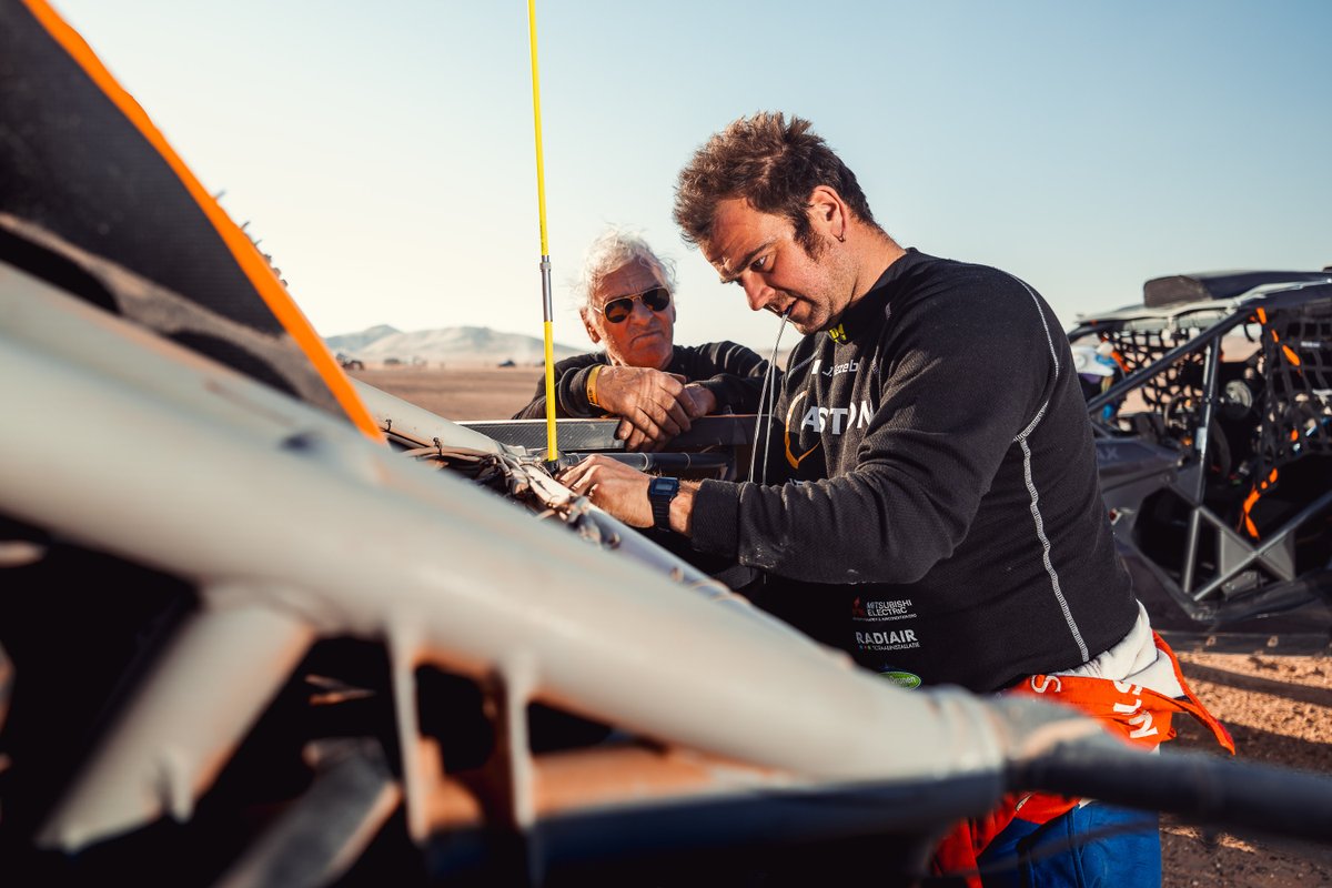 2dakar's tweet photo. Maik Willems hotseflotst, loopt jaap in zijn neus op en overleeft duinenavontuur in tiende etappe Dakar Rally

https://t.co/pX6kVaAeib

#Dakar2026 https://t.co/WjysgdbpUb