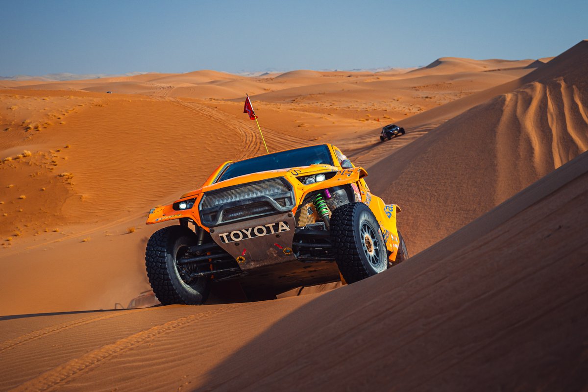 2dakar's tweet photo. Maik Willems hotseflotst, loopt jaap in zijn neus op en overleeft duinenavontuur in tiende etappe Dakar Rally

https://t.co/pX6kVaAeib

#Dakar2026 https://t.co/WjysgdbpUb