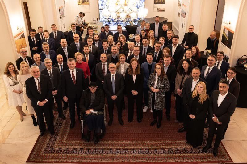 Dr. Andrea Amza-Andras tweet media