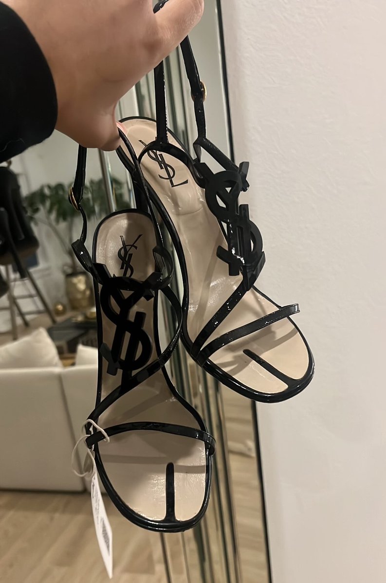 hustlanani's tweet image. Having a good day because I found these for $200 at a vintage shop