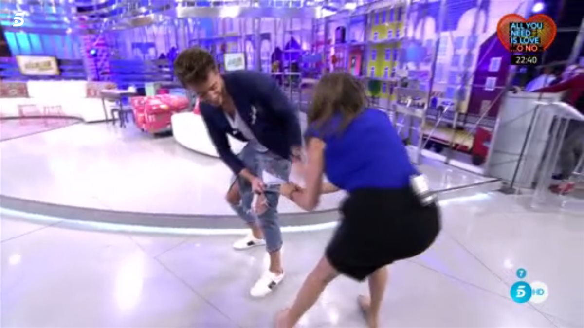 GuajeSalvaje's tweet image. Usan el vídeo de Julio Iglesias besando a una presentadora para culpabilizarlo.

¿Qué dirán del beso forzado de Anabel Alonso a Jordi Cruz?
¿Paz Padilla arrancando los pantalones a Marco Ferri?
¿Mercedes Milá tocando los genitales a un reportero?

¿O las "feministas" tienen bula?