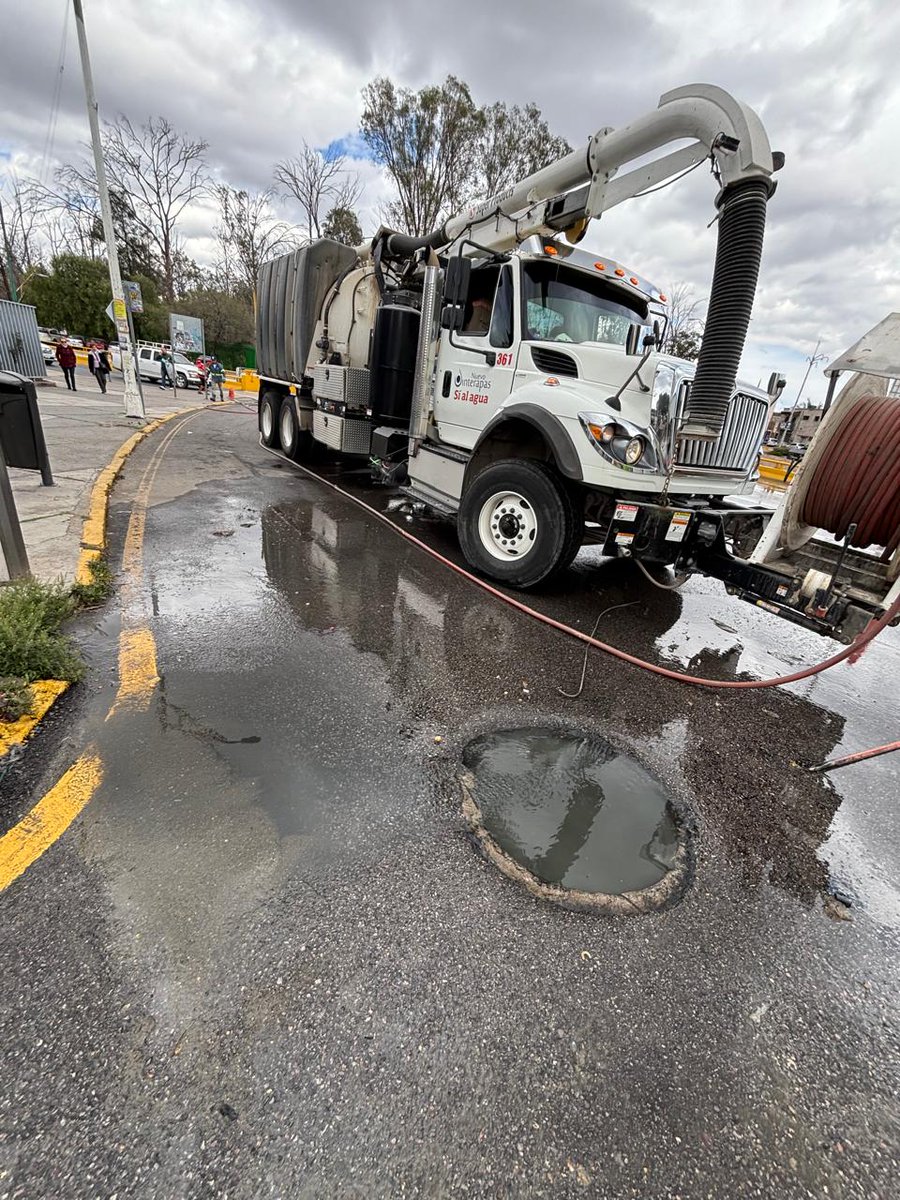 El equipo de #Interapas en acción 💪😎

👷💦 Con apoyo del camión vactor, personal del organismo atendió el reporte de una fuga de aguas residuales en la Glorieta González Bocanegra.📍

¡Seguimos trabajando sin parar! 😃🙌

#FugaCero