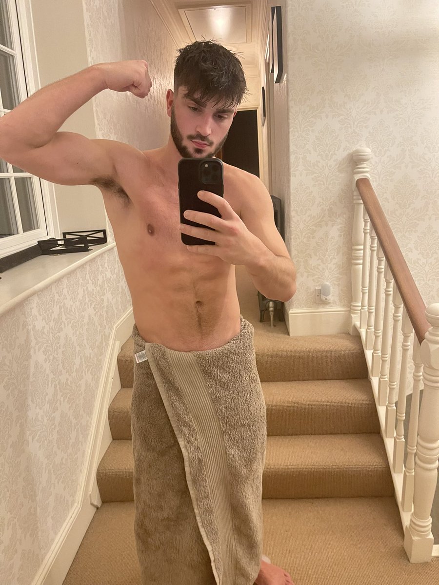 I know some of you f@gs love wet hair.
Come worship this sexy King and my pits😵‍💫