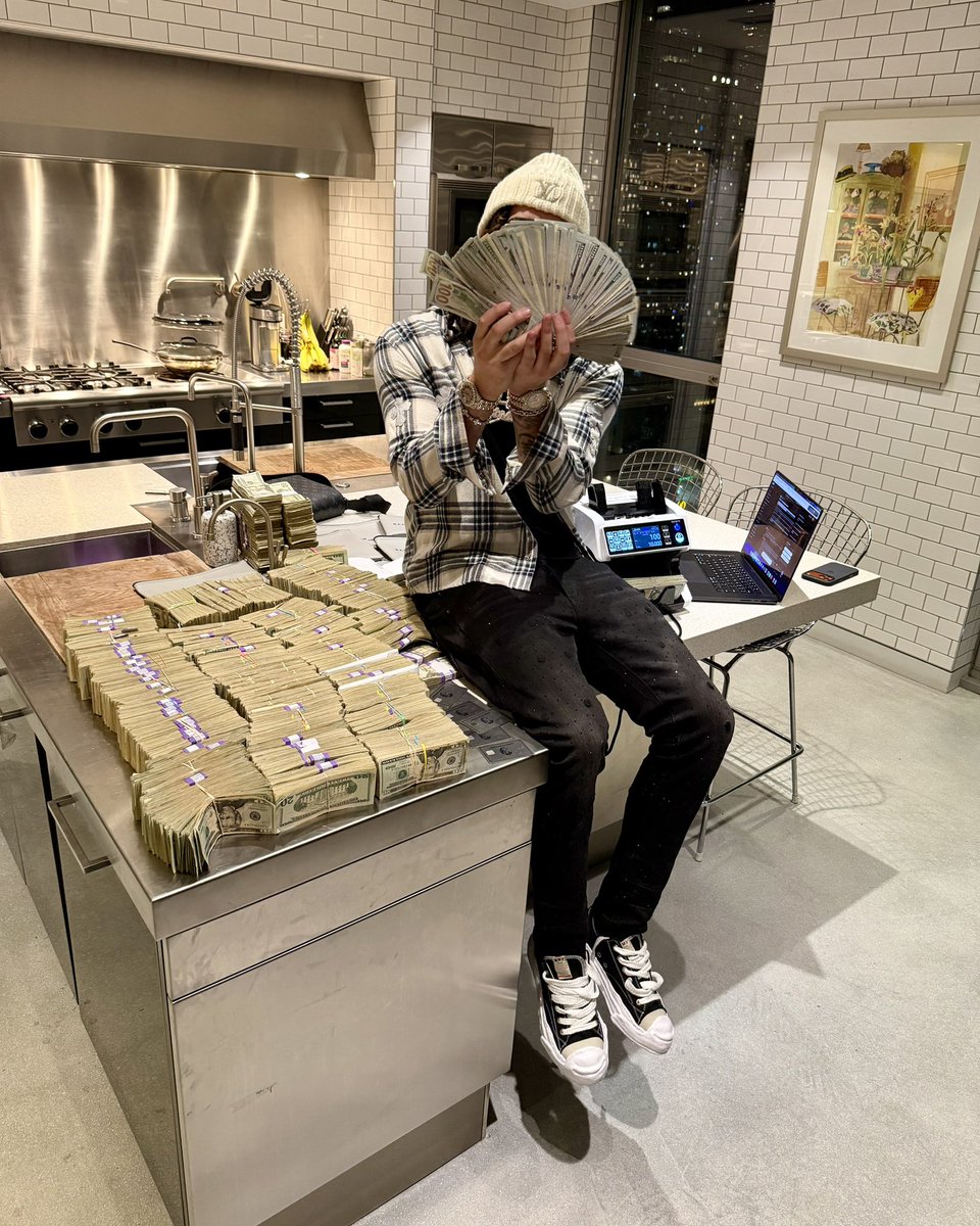 punchmadedev's tweet image. i’m a rich bum i sit inside the crib and take peoples money..👨‍💻