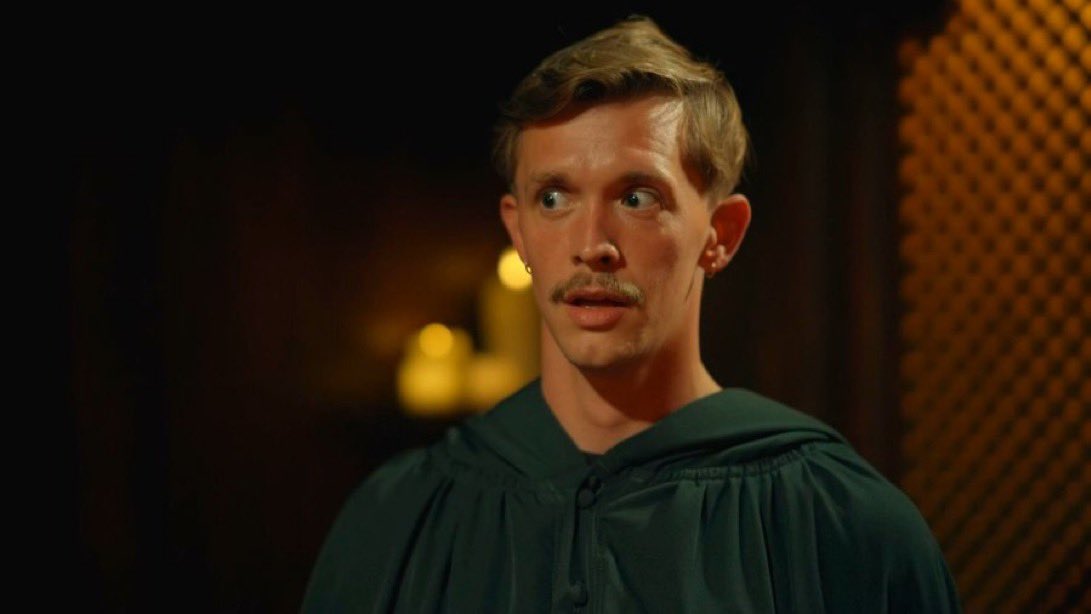 when your at your best mates house and his mom starts shouting at him #thetraitors