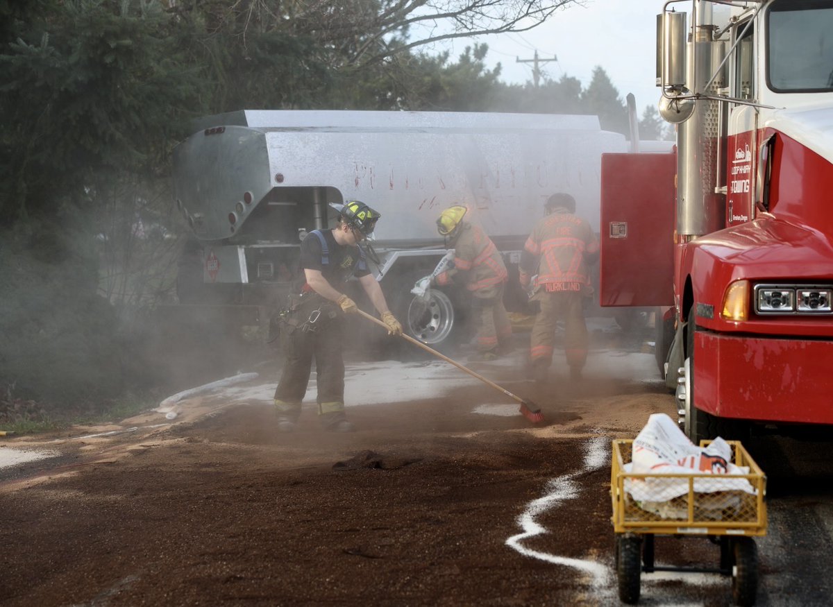 SandyPost's tweet image. Clackamas and Gresham firefighters led a cleanup after a fuel tanker spilled about 400 gallons in Boring Monday, Jan. 12
Story: theoutlookonline.com/2026/01/13/ove…