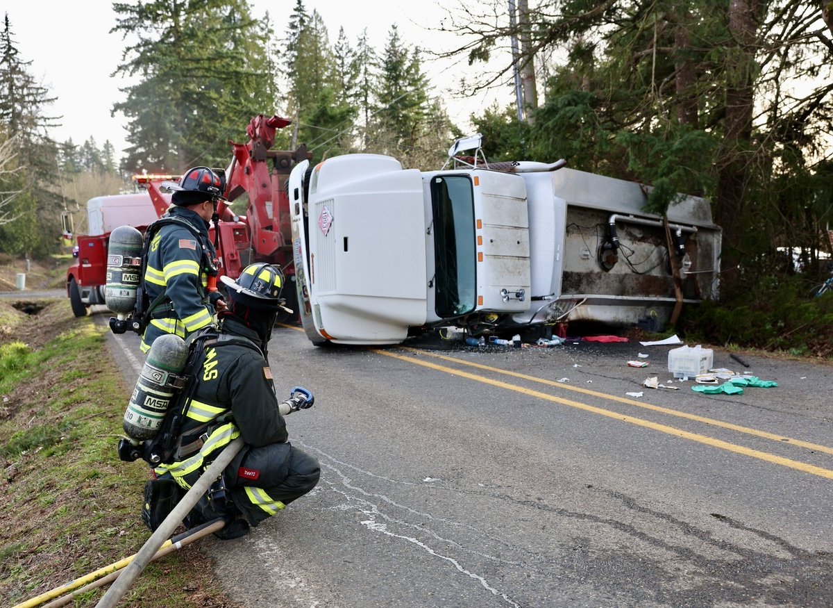SandyPost's tweet image. Clackamas and Gresham firefighters led a cleanup after a fuel tanker spilled about 400 gallons in Boring Monday, Jan. 12
Story: theoutlookonline.com/2026/01/13/ove…