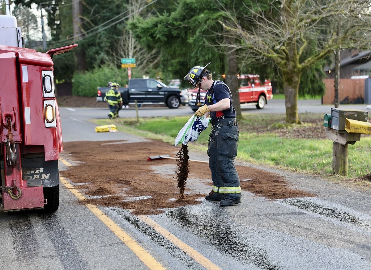 SandyPost's tweet image. Clackamas and Gresham firefighters led a cleanup after a fuel tanker spilled about 400 gallons in Boring Monday, Jan. 12
Story: theoutlookonline.com/2026/01/13/ove…