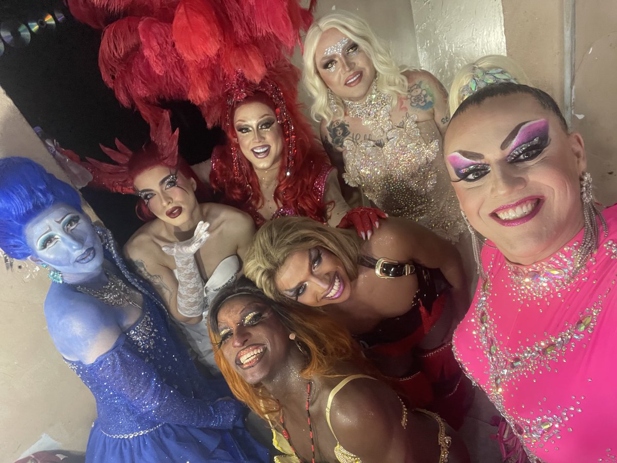 xaniqualaquisha's tweet photo. Aproveitar que tá todo mundo falando de #CorridaDasBlogueiras  alguém aí viu dona chepa? Ou melhor, alguém aí assistiu @academiadedrags  4? Aconteceu em novembro e tem  apenas alguns episódio vão lá assistir e apoiar as drag queens que deram sangue pra essa temporada acontecer . https://t.co/k9sOCyElHS