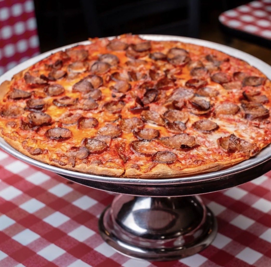KinchleysTavern's tweet image. We'd love to know your favorite Kinchley's memory! Whether it's our famous thin crust pizza or a fun family night, tell us what keeps you coming back. Drop a comment and share the love
#Memories #KinchleysTavern #LocalFavorite #WhatHorse?
#ThinCrust #Pizza
#Checkered #Table #Tops