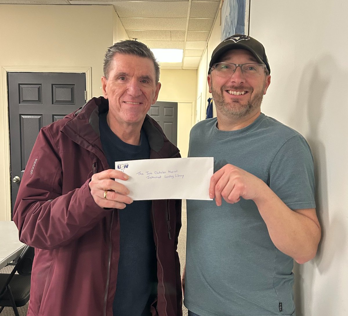 Thank you to United Steelworkers Union Local 343 for their generous $1,250 donation to Joe's Music Mill.

We really appreciate your support!

Here is Joe's Music Mill President, Denis Leroux (left) with Dan Wood, President, United Steelworkers Union Local 343