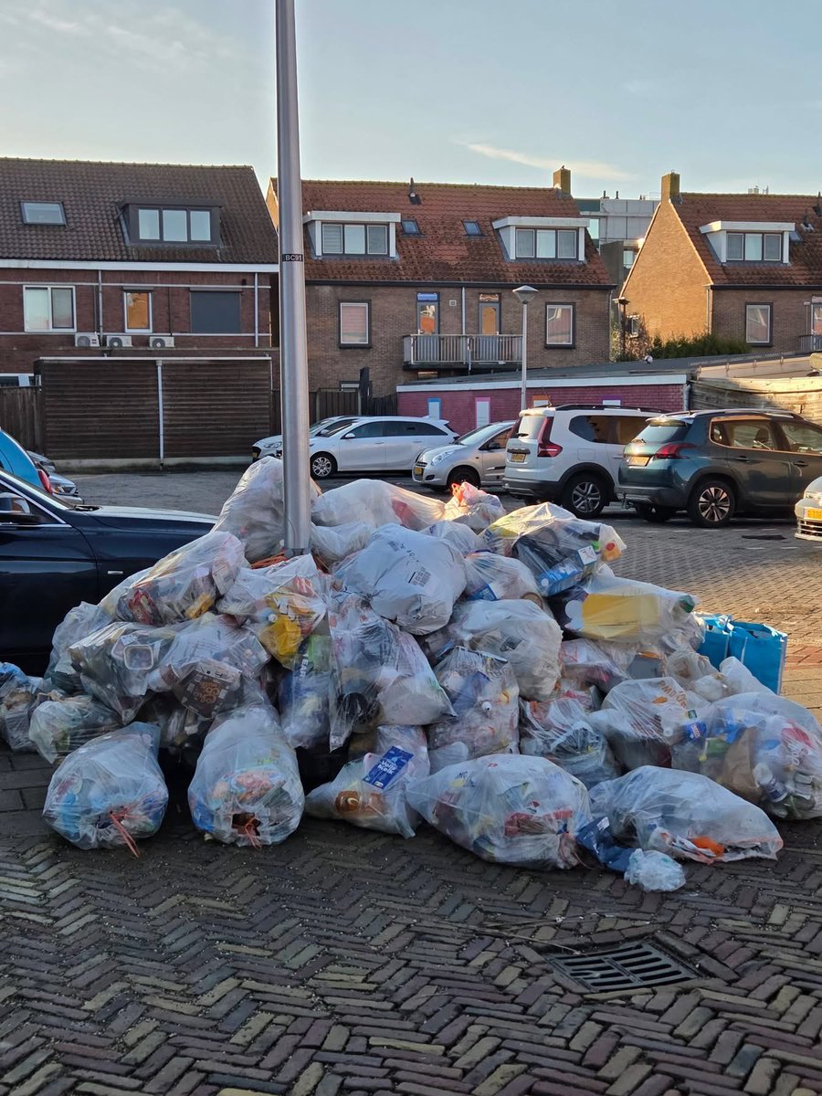 Zo gezellig in de Vogelbuurt <a href="/PieterVerhoeve/">Pieter Verhoeve</a> <a href="/GemeenteGouda/">Gemeente Gouda</a> #gouda #korteakkeren #afval
