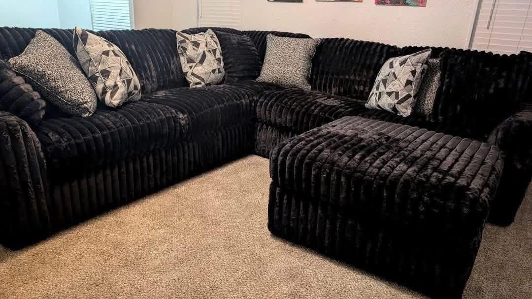 layxsnv's tweet image. The couches everybody about to get when they taxes drop 🤣