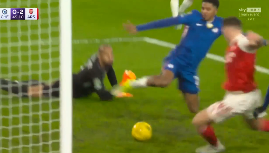 Alive_LFC's tweet photo. Sanchez is the most shitest goalkeeper ever beuh. Allowing gyokerass to score a tap in. #CHEARS #CFCvAFC #CarabaoCup #Chelsea https://t.co/nm4t7FA9Ne