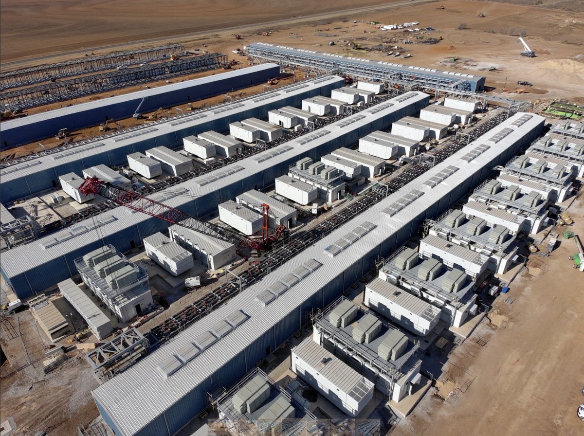DocumentingBTC's tweet image. Construction picture updates of Iren’s new bitcon mine and AI computing facilities on the plains of West Texas.

Horizon 1 electrical and mechanical works are well underway, Horizon 2 data halls are rising, Horizon 3-4 civils have commenced, with 1,200+ workers active on site.