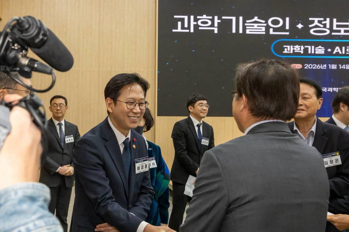 <과학기술인 정보방송통신인 신년인사회>
과총에서 열린 신년인사회(1.14)에 #국무총리 님께서도 함께 해주셨습니다. 
오늘 여러 선배 장관님들 뵐 수 있어서 영광이었고, 한 행사에서 이렇게 많은 과학기술/정보방송통신인 분들을 뵐 수 있어서 행복한 하루였습니다. 

facebook.com/share/p/1BmcxR…