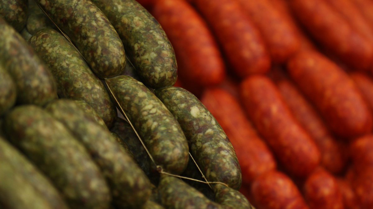 Enamórate del Estado de México al recorrer Toluca #UnDestinoHechoAMano. Admira el Cosmovitral Jardín Botánico; degusta el chorizo verde y el huarache o doradita; y recorre el Estadio Nemesio Diez. Esto y más te va a encantar.