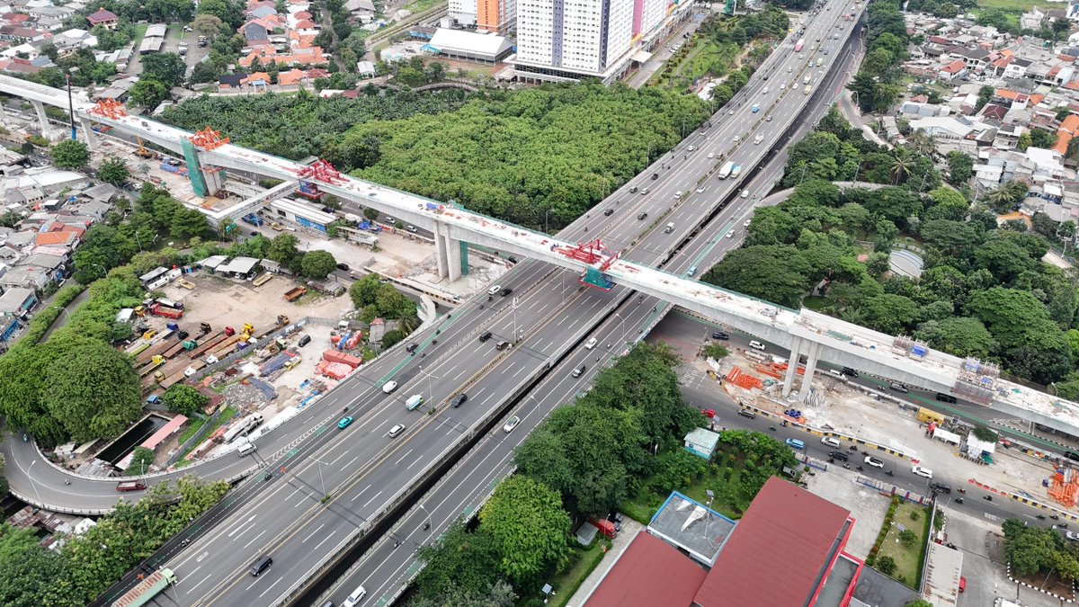 txttransportasi's tweet image. Akhirnya long span jalur LRT Jakarta sepanjang 120 meter di atas Jalan Tol Wiyoto Wiyono telah tersambung 100%.

Keberhasilan penyambungan ini juga menandai tersambungnya jalur LRT Jakarta secara fisik dari Kelapa Gading hingga Jalan Pramuka.