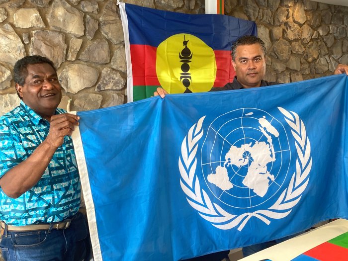 Si le #FLNKS ne sera pas autour de la table à l’<a href="/Elysee/">Élysée</a>, il a toutefois annoncé sa participation le 12 février au comité spécial de décolonisation à #NewYork. Le drapeau de l’ONU a d’ailleurs été brandi par Christian Tein. ⤵
voixducaillou.nc/2026/01/15/le-…