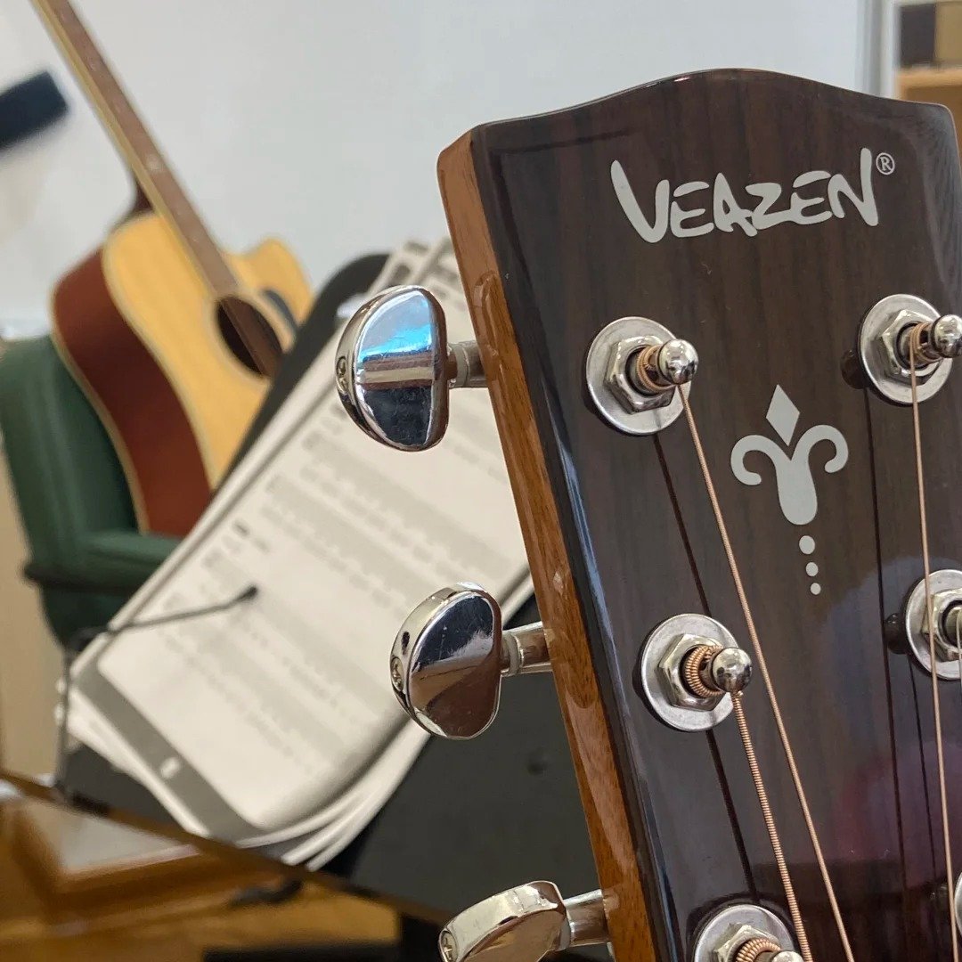 RunJunko722's tweet image. ギターを手に取って外に出ました。今日の練習を始める時間です!