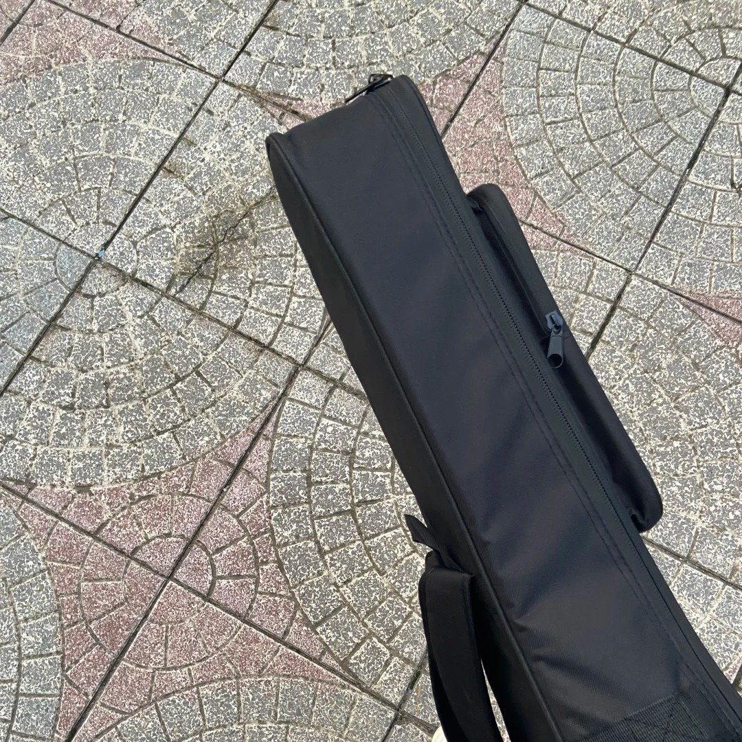 RunJunko722's tweet image. ギターを手に取って外に出ました。今日の練習を始める時間です!