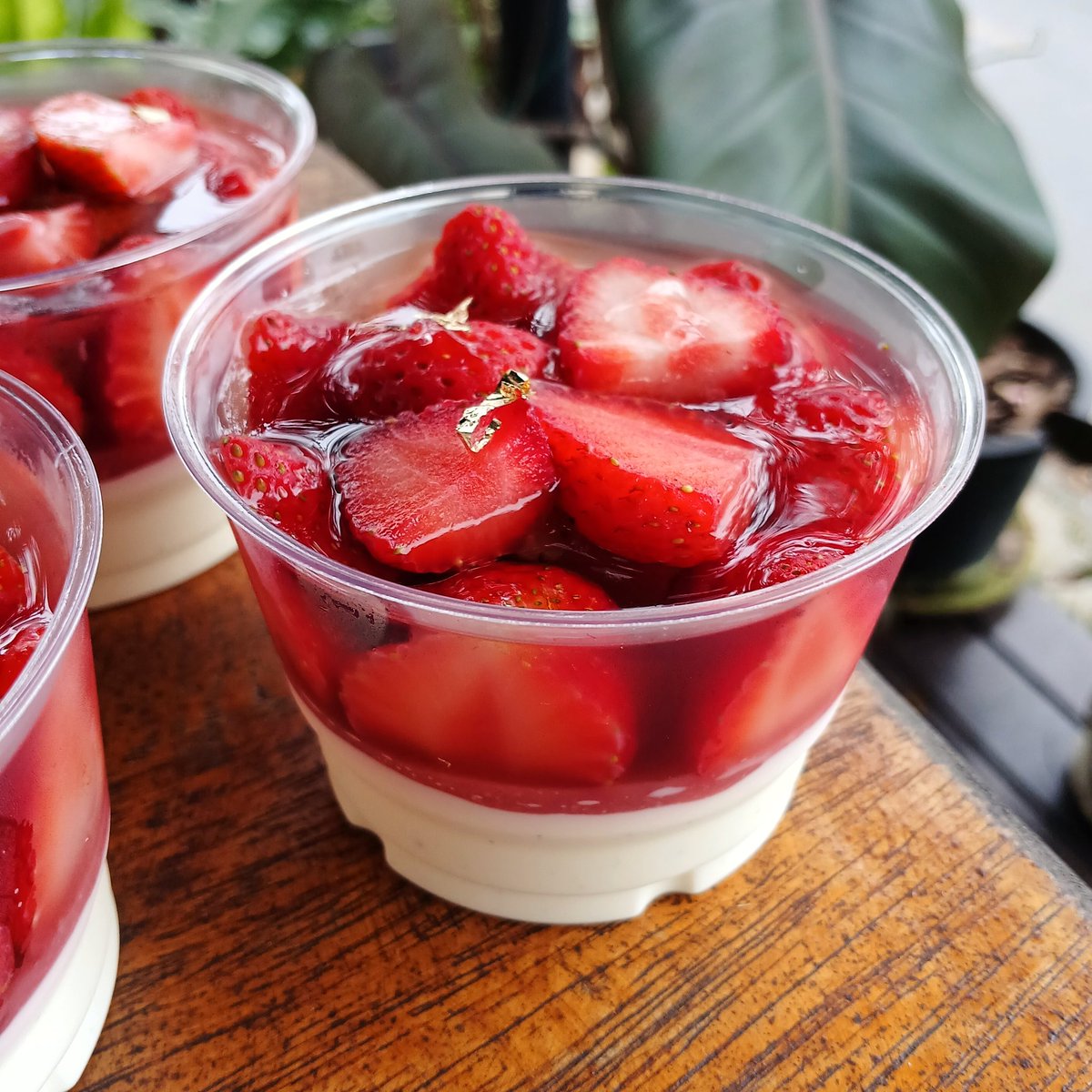 goodforsoul16's tweet image. พันนาคอตต้าวานิลาบีนส์ ราสเบอร์รี่ซอส สตรเบอร์รี่ Prosecco jelly ขนมหวานรสชาติผู้ใหญ่(ที่เป็น alcoholic)