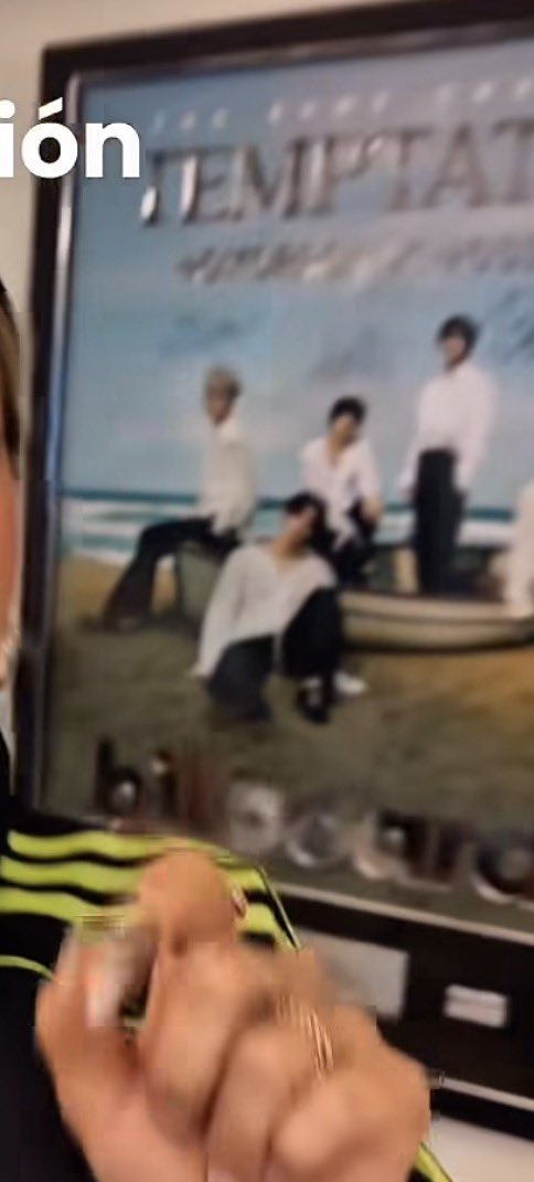 justjun_nie's tweet image. txt’s billboard plaque for temptation is at hybe latam????? 😭😭😭 and its signed 😭😭😭😭