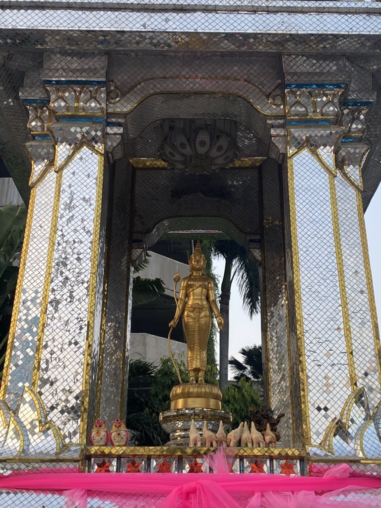 มาไหว้พระแม่ลักษมี เจอชญ.คู่นึงเดินมาด้วยกัน ผญ.เดินผ่านไปแล้ว แต่ผช.หยุดตรงศาลแล้วยกมือไหว้ หน้าตาเขามีความสุขมาก แบบไหว้ไปยิ้มไปอะ เสร็จแล้วก็วิ่งไปหาผญ.ที่ยืนรออยู่ข้าง ๆ เขาจับมือผญ.แนบแก้มแล้วก็เดินกันไปงุ้งงิ้ง 😭😭😭😭😭😭😭😭😭

รู้สึกเหมือนมีอิโมจิหัวใจวน ๆ อยู่ที่พวกเขา