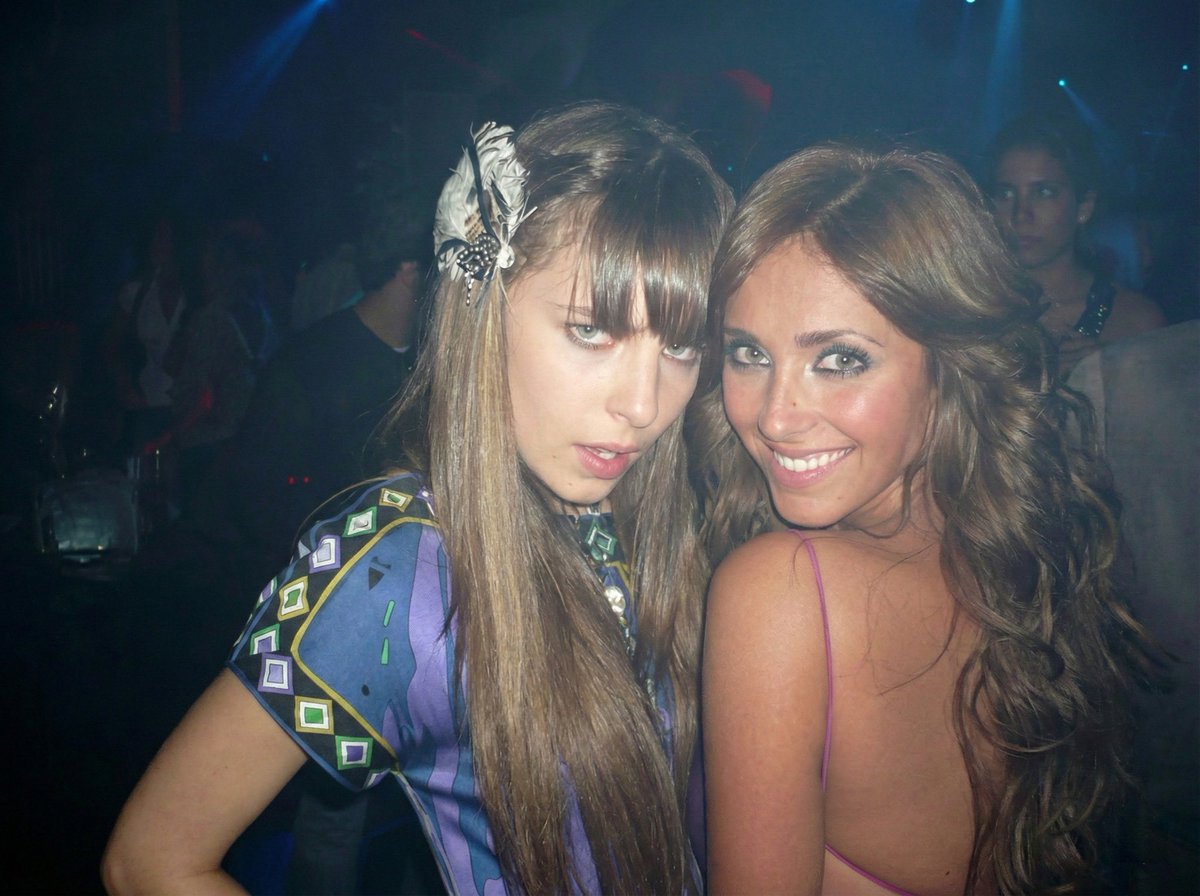 welllwellwellll's tweet image. Nunca logré entender como en esta foto con Belinda, Anahí torció así su cara siendo que está de espalda lol