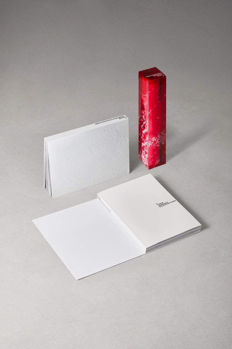 HYBE_MERCH's tweet image. V 'TYPE 非'

하나의 범주로 규정할 수 없는 아티스트 V, 김태형의 다양한 모습을  공개합니다.

다양한 콘셉트와 색다른 연출이 녹아든 278p의 포토북을 통해,
형식에 머무르지 않는 아티스트 V의 ‘비(非)고정성’을 깊이 있게 만나보세요.

go.weverse.io/qt3S/ctc2t8y9 
📅 RELEASE: 2026.01.19. (KST)…