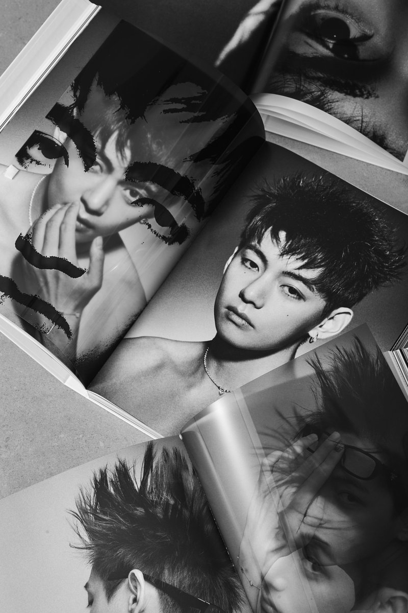 HYBE_MERCH's tweet image. V 'TYPE 非'

하나의 범주로 규정할 수 없는 아티스트 V, 김태형의 다양한 모습을  공개합니다.

다양한 콘셉트와 색다른 연출이 녹아든 278p의 포토북을 통해,
형식에 머무르지 않는 아티스트 V의 ‘비(非)고정성’을 깊이 있게 만나보세요.

go.weverse.io/qt3S/ctc2t8y9 
📅 RELEASE: 2026.01.19. (KST)…