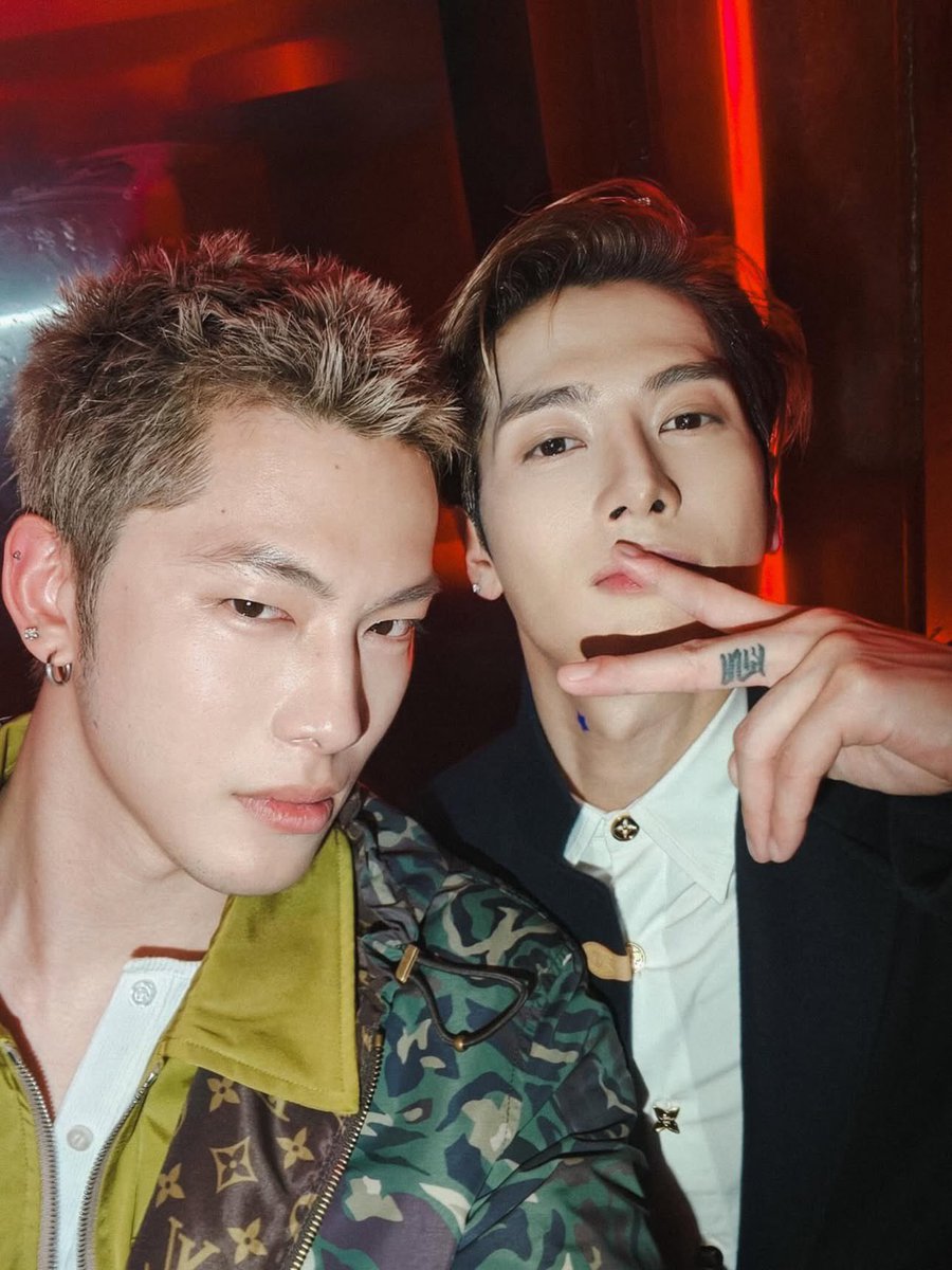 毎年楽しみな🇫🇷Fashion weekジャクソンくんのスタイリング✨こないだのスタイルも黒ではなくネイビーなの素敵だったなぁ😍シャツのボタンかわいい💝

🗓️ 1/21（水）日本時間 AM4:00
🔗louisvuitton.com

#JacksonWangxLouisVuitton 
#JacksonWang #王嘉爾 #잭슨
#ジャクソンワン