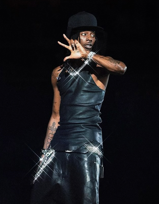 hfrpodcast's tweet image. Erika Kirk was seen throwing up Playboi Carti's iconic "YVL" 🧛🏽