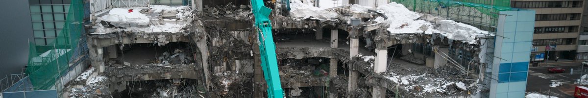 kobelcokenki's tweet image. 投稿をタップすると、Xに大迫力の解体現場が出現します！
コベルコ建機が誇る超大型建物解体専用機「SK1300DLC」が活躍中！